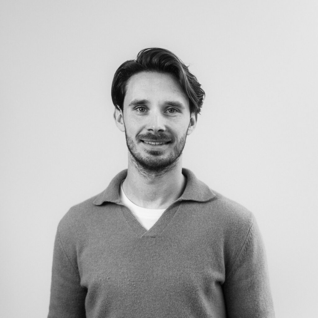 Black and white portrait of functional analyst Jonas Meys, looking straight into the camera.
